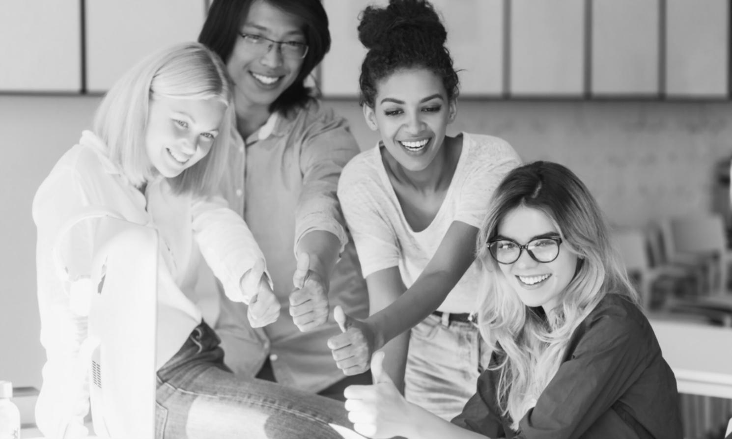Ambiente creativo con materiali artistici e spazi di lavoro